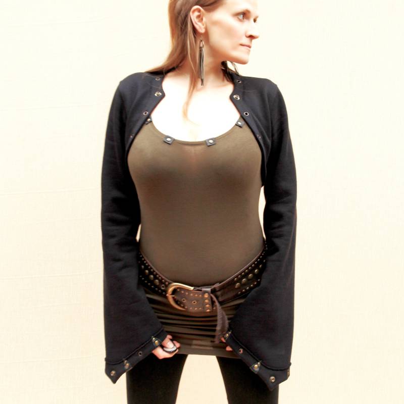 Bolero Bio Baumwolle Schwarz Langarm Shrug, Festival Outfit, Alternative Kleidung, Gothic Bodywarmer, Cyberpunk Jacke, Lederkunst Bolero Bio Baumwolle Schwarz Langarm Shrug, Festival Outfit, Alternative Kleidung, Gothic Bodywarmer, Cyberpunk Jacke, Lederkunst von vaisto