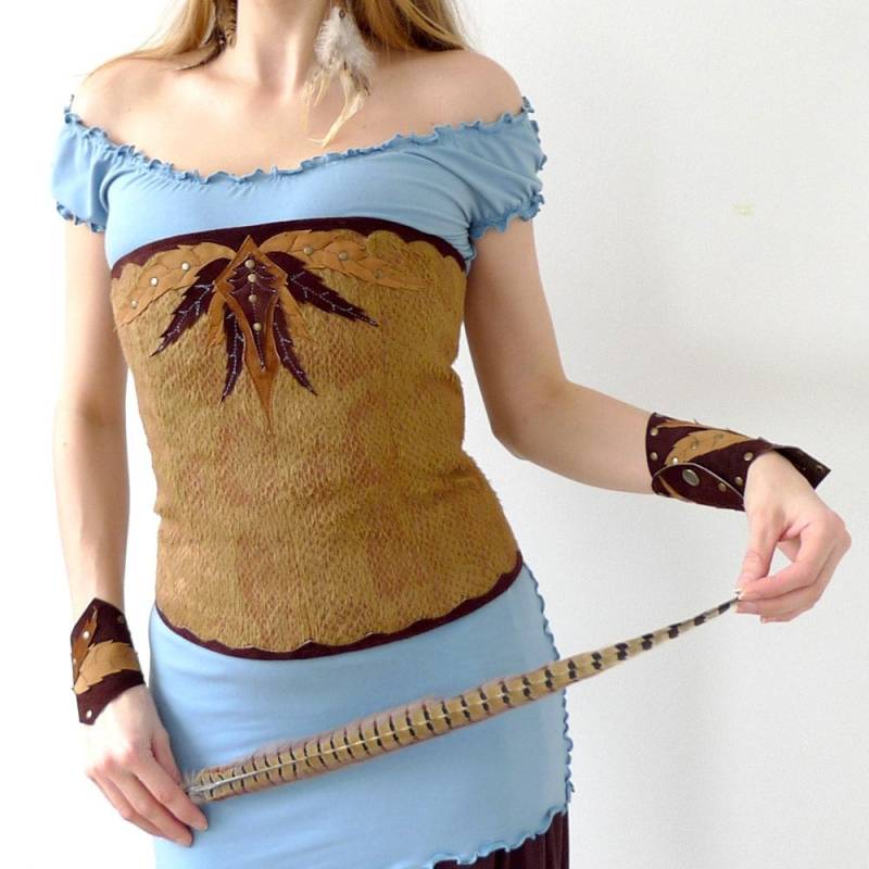 Corsage Mit Kunstleder Applikation, Hellbraunes Kunstfell - One Of A Kind Native von vaisto