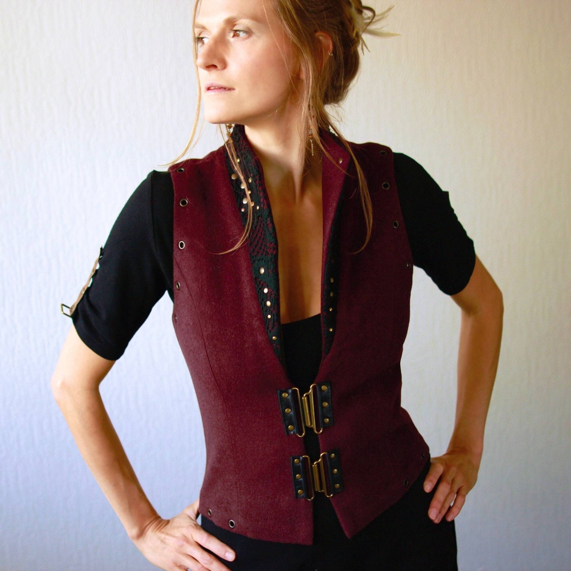 Festival Steampunk Weste, Weinrote Wollweste Verziert Mit Schwarzer Spitze Und Leder - Woodland Weste von vaisto