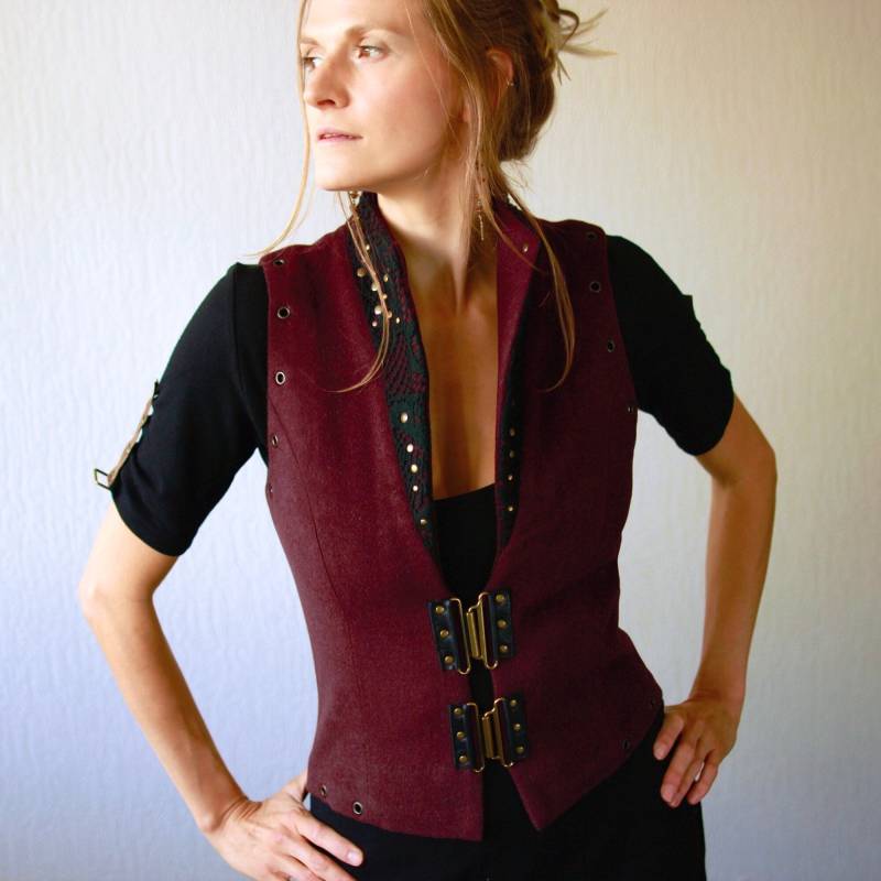 Festival Steampunk Weste, Weinrote Wollweste Verziert Mit Schwarzer Spitze Und Leder - Woodland Weste von vaisto
