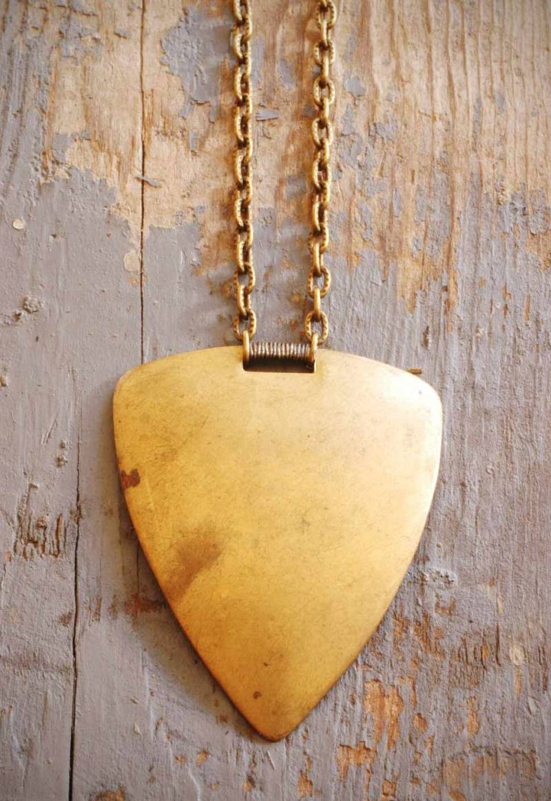 Krieger Vintage Gold Messing Dreieck Schild Lange Halskette Mit Geätzter Altmessing Kette Und Oxidiertem Sterling Silber Draht Umwickelt Von Val B von valbdesigns