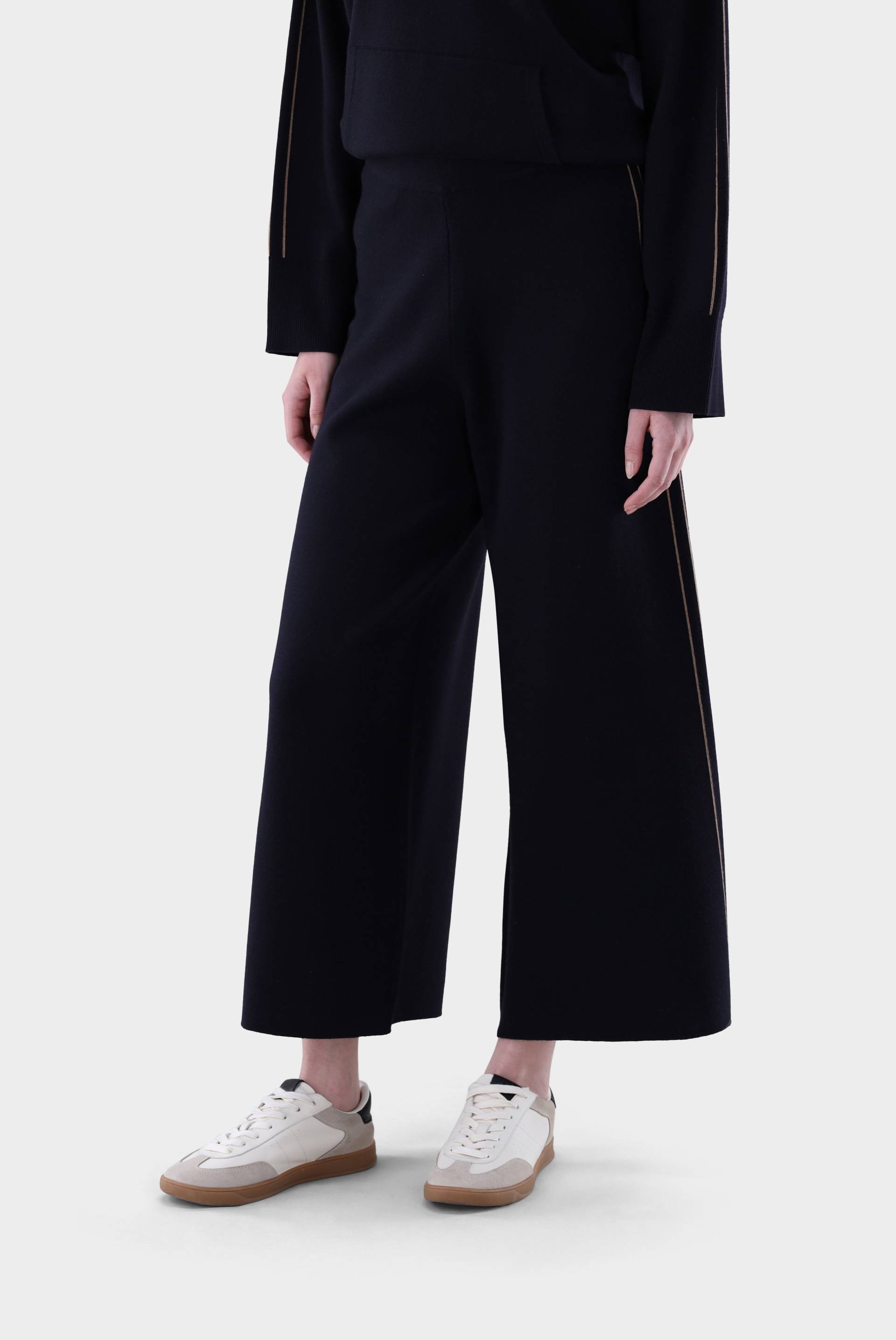 Strickhose mit weitem Bein und Detail von van Laack