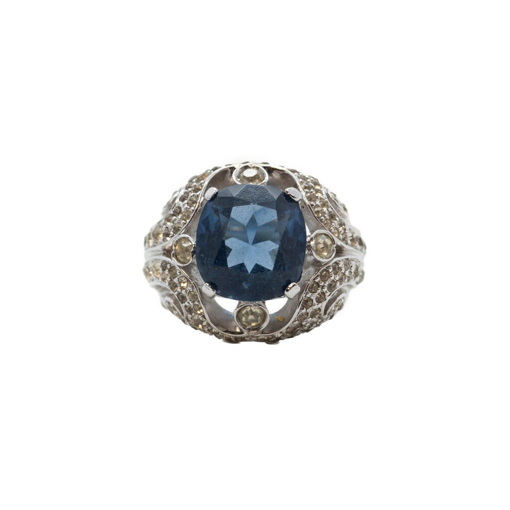 Mitte Des 20Ten Jahrhunderts Jomaz Silber Farbe Art Deco Stil Blauer Saphir Und Klare Rhinestone-Kostüm-Cocktail-Ring von vanderbrit