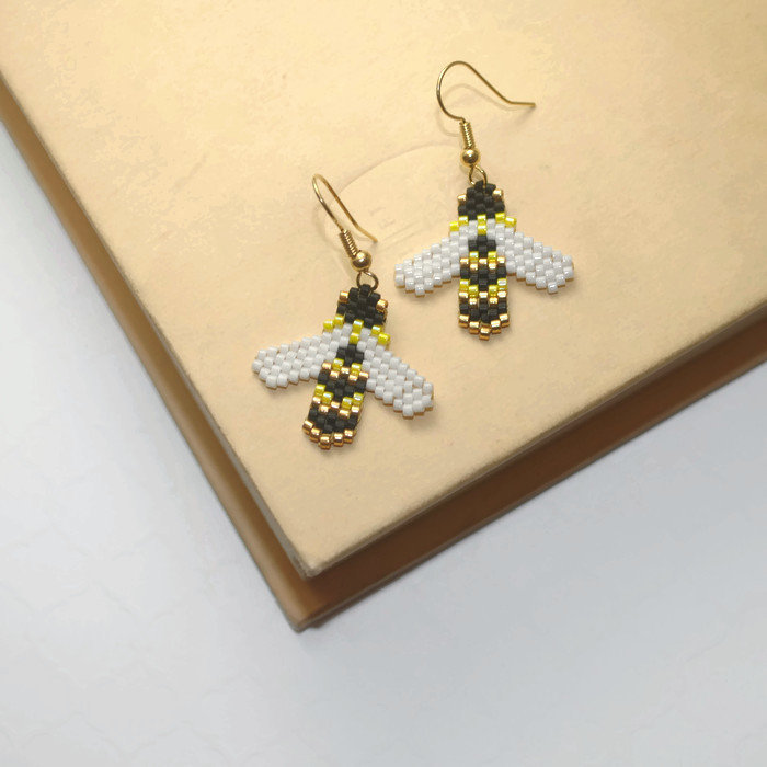 Auf Bestellung Brick Stitch Hummel Ohrringe, Delica Saatperlen Schmuck von vanishingpearl