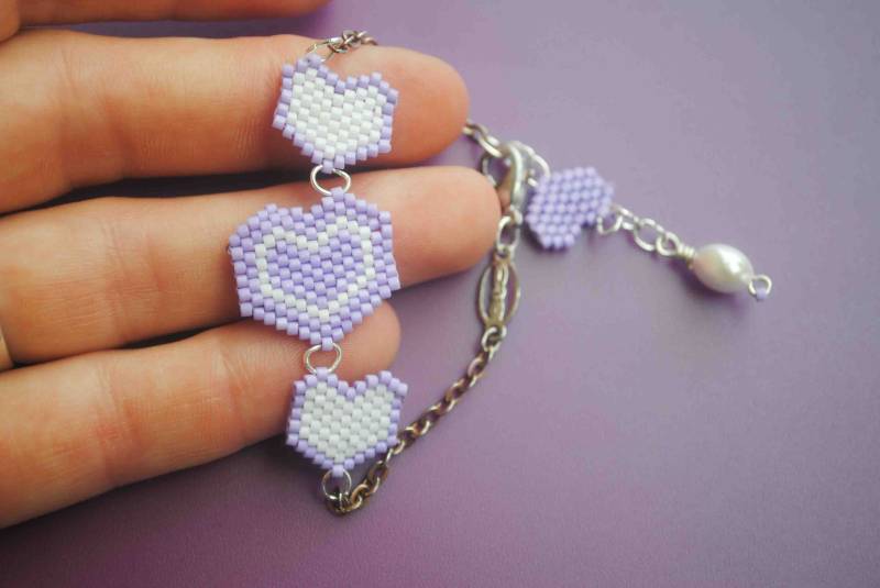 Auf Bestellung Handgenähte Lila Und Weiße Herzen, Brick Stitch Valentinstagsarmband von vanishingpearl