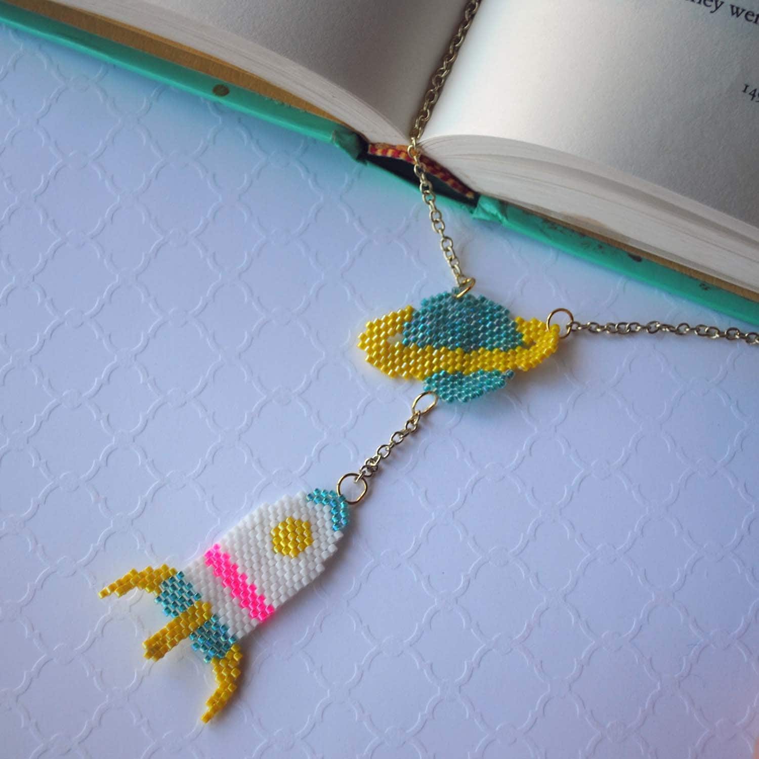 Auf Bestellung Miyuki Delica Brick Stitch Rocket Ship & Planet Halskette, Space Age Pixel Art Beadwork von vanishingpearl