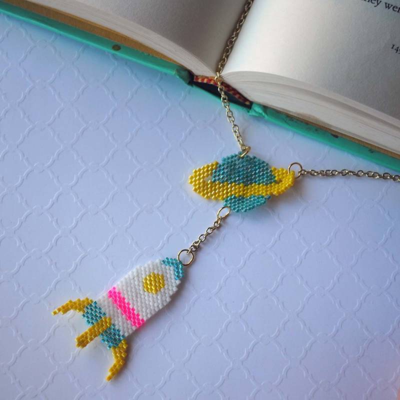 Auf Bestellung Miyuki Delica Brick Stitch Rocket Ship & Planet Halskette, Space Age Pixel Art Beadwork von vanishingpearl