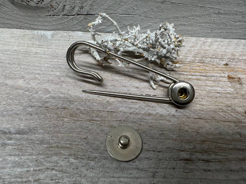 Mini Druckknopf Brosche Aus Metall - Ponchonadel Anstecknadel, Tuchnadel Verschluss & Schmuck Basis Für Kleine Buttons von vasenschmuck