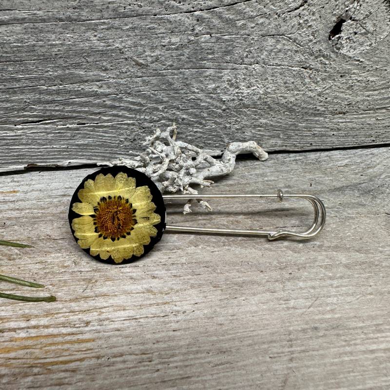 Ponchonadel Brosche Aus Metall in Orange Schwarz Weiß Mit Gänseblümchen Kiltnadel Pin Als Tuchschließe Tuchnadel Verschluss Magerite von vasenschmuck