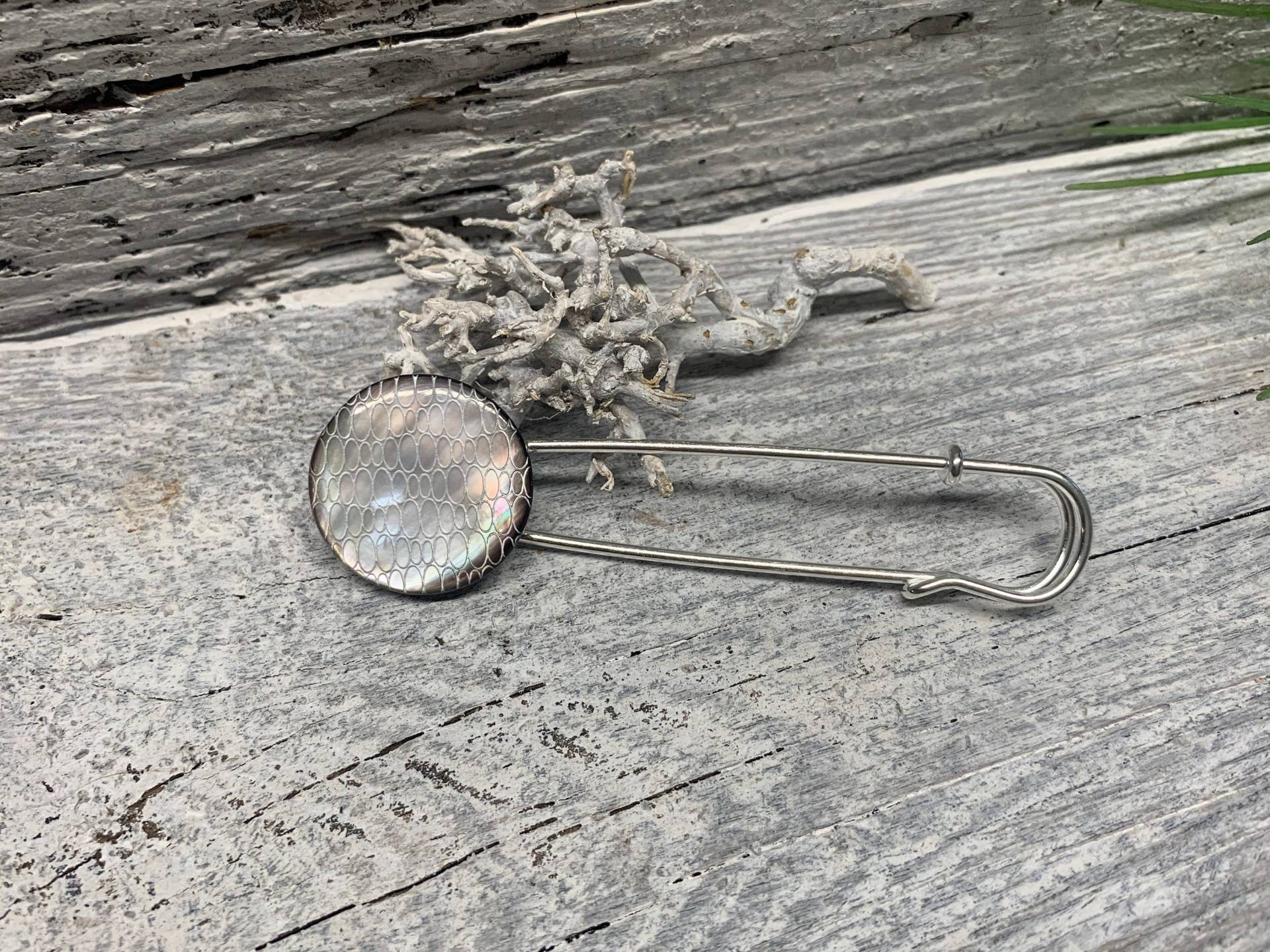 Ponchonadel Brosche Aus Metall in Silber Altsilber Perlmutt Taupe Wabe Motiv Kiltnadel Dirndl Schmuck Tuchnadel Verschluss von vasenschmuck