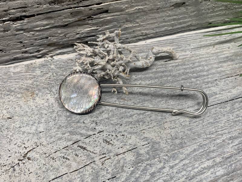 Ponchonadel Brosche Aus Metall in Silber Altsilber Perlmutt Taupe Wabe Motiv Kiltnadel Dirndl Schmuck Tuchnadel Verschluss von vasenschmuck