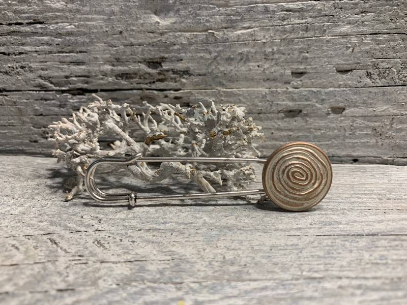 Ponchonadel Brosche Metall Schnecke Bicolor Weiß Roségold Mit Endlos Infinity Kiltnadel Pin Als Tuchnadel Sicherheitsnadel Anstecknadel von vasenschmuck