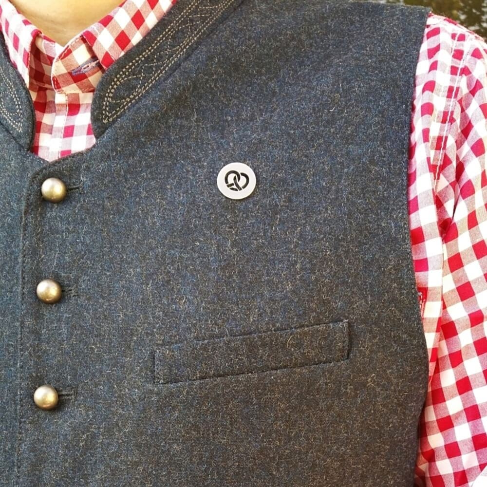 Anstecknadel Brezel Revers Anstecker Trachten Bäcker Schmuck Edelstahl Matt Rund von vedutashop