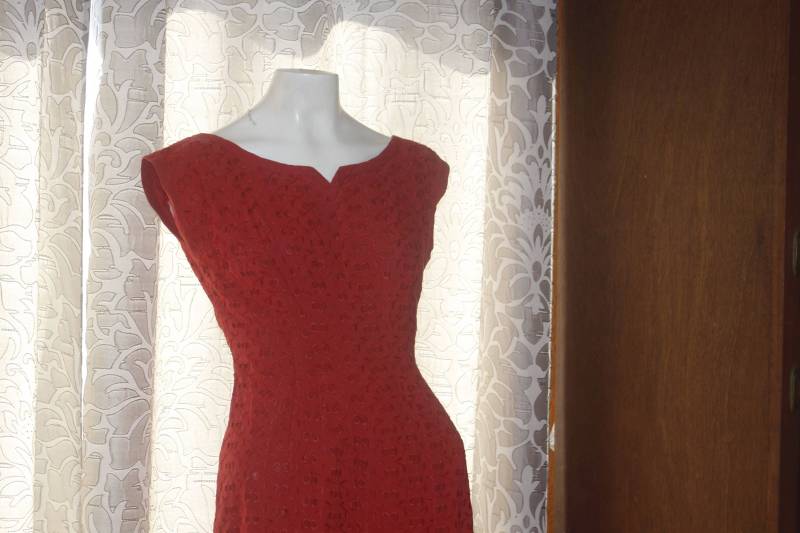Vintage 1950 Rote Öse Form Anliegendes Kleid S von velvetattic