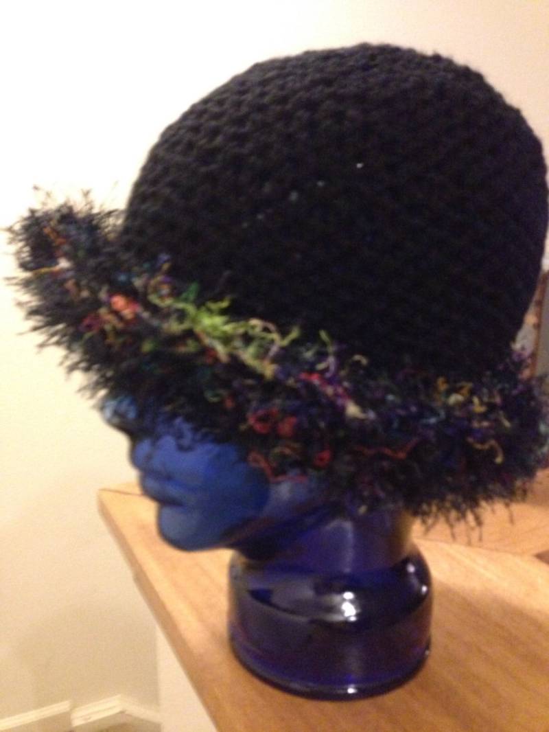 Bunte Cloche Winter Schnee Gehäkelt Cap Sml Durchschnittliche Größe Damen Jet Schwarz Socke Stricken Mütze Hut Mit Pelz Krempe von venustranquility