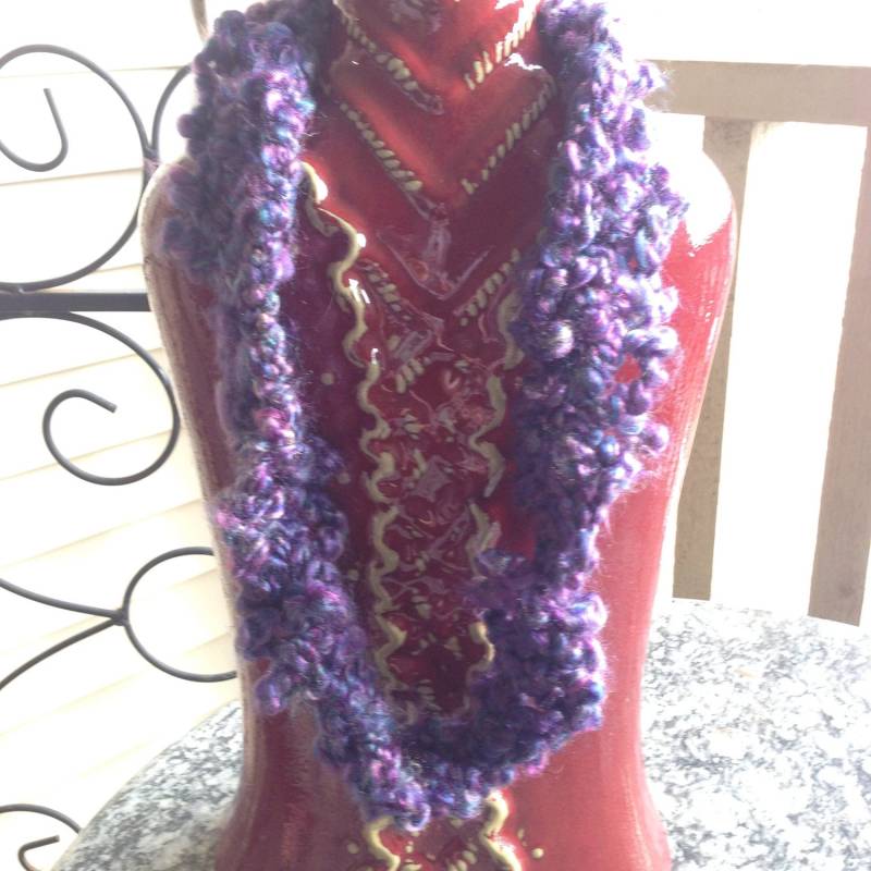 Ziva" Deep Luscious Lila Soft Boucle Gehäkelte Loops Kreis Infinity Scarfette Dunkel Pflaume Strick Damen Accessoire Schal von venustranquility