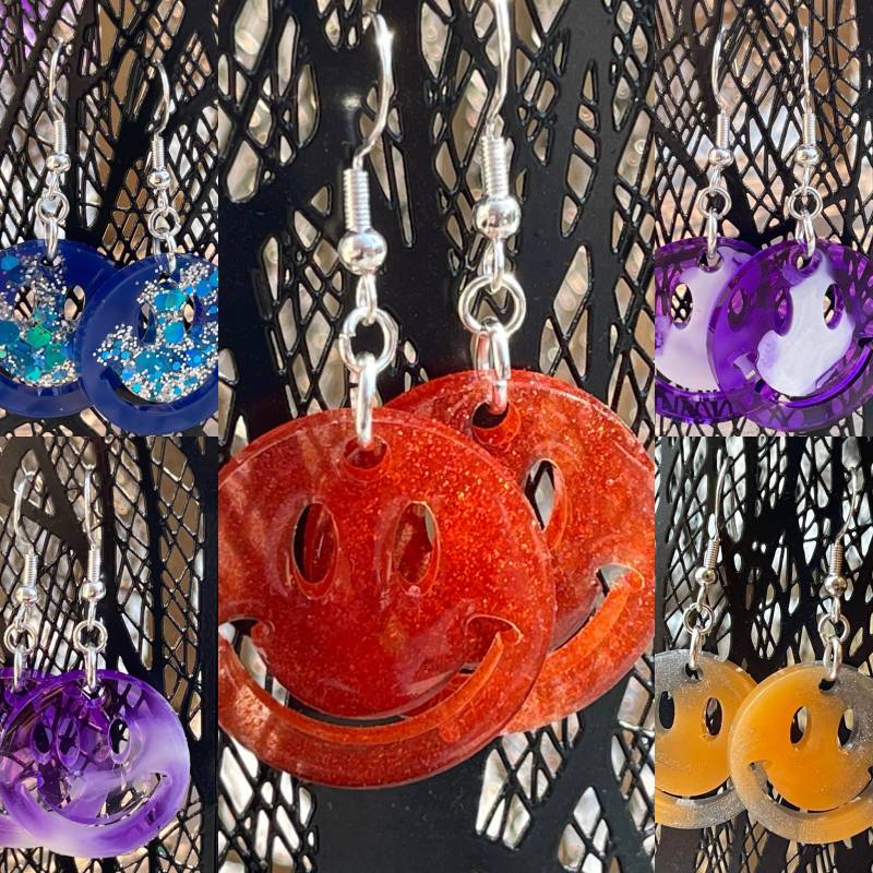 Hängeohrring Smilie//Handgemachte Epoxidharz Ohrringe//Bunte Hängeohrringe//Handgefertigte Ohrringe//Handgefertigte Ohrringe von verLOCKEndresinart