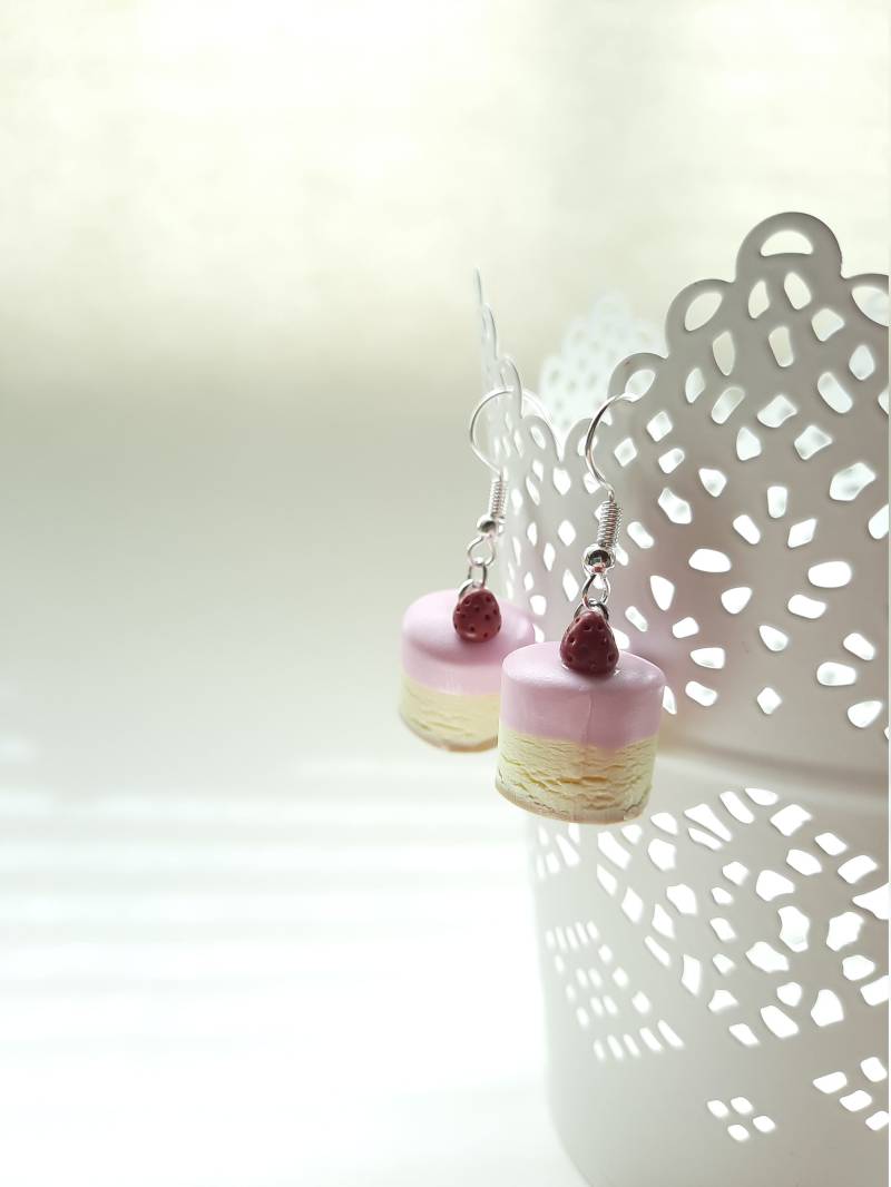 Erdbeertörtchen Ohrringe Erdbeer Kuchen Strawberrycake Earrings Mini Polymer Clay Miniatur Erdbeertörtchen Ohrringe Erdbeer Kuchen Strawberrycake Earrings Mini Polymer Clay Miniatur von verflixtundzugeklebt
