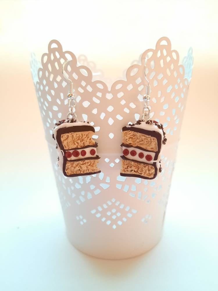 Schwarzwälderkirschtorte Ohrringe Schwarzwald Torten Mini Polymer Clay Miniatur Schwarzwälderkirschtorte Ohrringe Schwarzwald Torten Mini Polymer Clay Miniatur von verflixtundzugeklebt