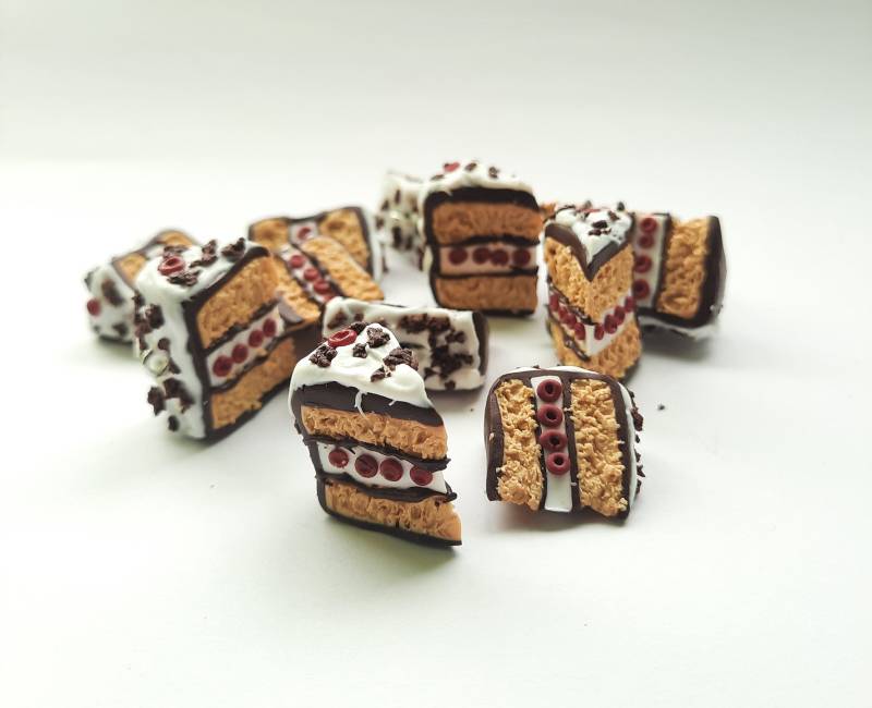 Schwarzwälderkirschtorte Schwarzwald Schmuck Kuchen Miniatur Kettenanhänger Anhänger Polymer Clay Blackforestcake Schwarzwälderkirschtorte Schwarzwald Schmuck Kuchen Miniatur Kettenanhänger Anhänger Polymer Clay Blackforestcake von verflixtundzugeklebt