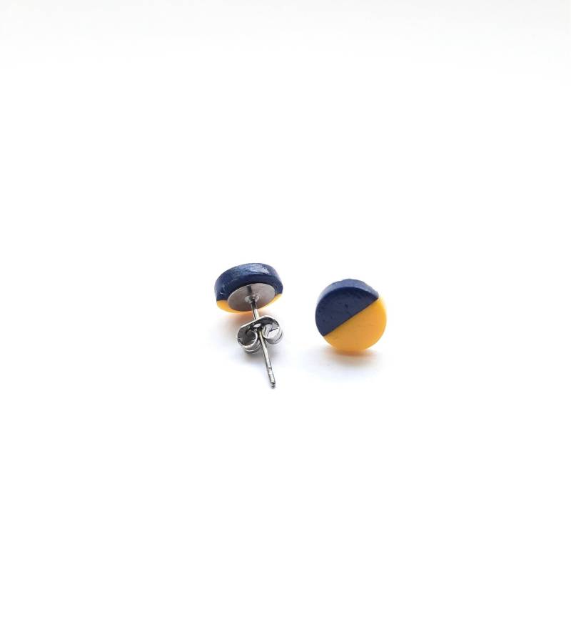 Stand With Ukraine Spendenprodukt Ukraine Flagge Blau Gelb Ohrringe Ohrstecker Tiny Stud Earrings Stand With Ukraine Spendenprodukt Ukraine Flagge Blau Gelb Ohrringe Ohrstecker Tiny Stud Earrings von verflixtundzugeklebt