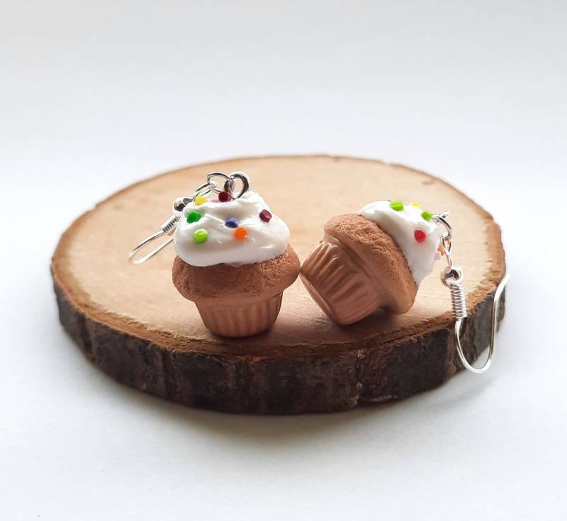 Vanille Cupcake Ohrringe Confetti Bunte Streusel Mini Cupcakeohrringe Polymer Lehm Vanille Cupcake Ohrringe Confetti Bunte Streusel Mini Cupcakeohrringe Polymer Lehm von verflixtundzugeklebt