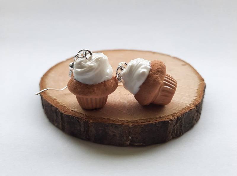 Vanille Cupcake Ohrringe Mini Cupcakeohrringe Polymer Lehm von verflixtundzugeklebt
