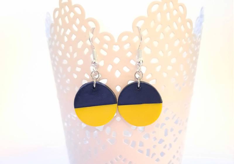 stand With Ukraine Spendenprodukt Ukraine Flagge Blau Gelb Ohrringe Hängende stand With Ukraine Spendenprodukt Ukraine Flagge Blau Gelb Ohrringe Hängende von verflixtundzugeklebt