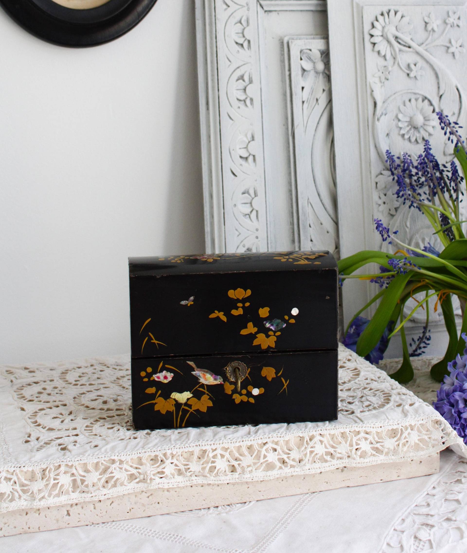 Antike Chinoiserie-Lack-Duftbox Mit Geschliffenen Glas-Parfümflaschen, Handbemalt Perlmutt-Waschkasten Aus Dem 19 von verredesoie