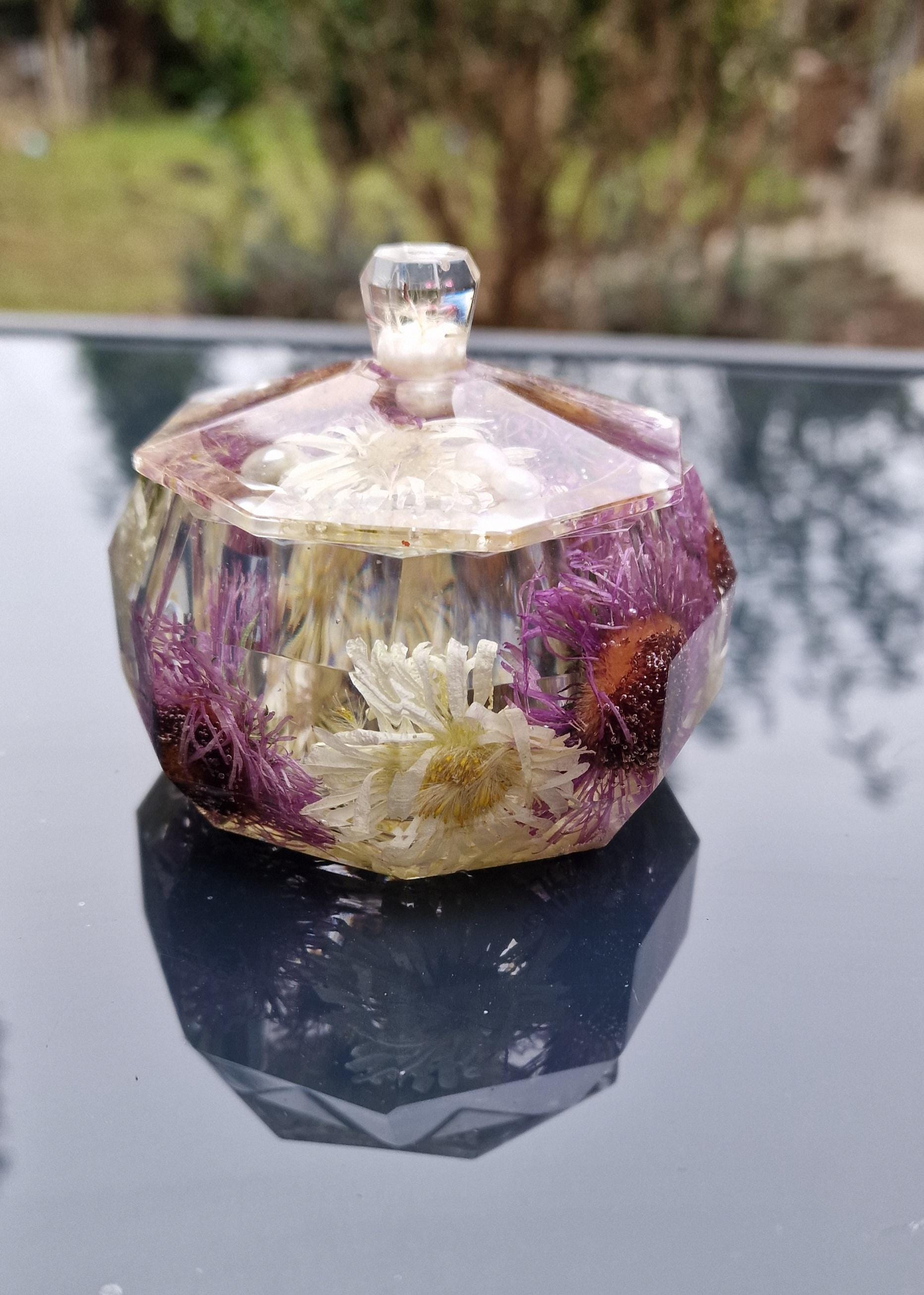 Facettierte Schmuckdose Aus Epoxidharz Mit Echten Blumen - Resin Schmuckkästchen, Handmade, Geschenkidee, Naturdeko Unikat Facettierte Schmuckdose Aus Epoxidharz Mit Echten Blumen - Resin Schmuckkästchen, Handmade, Geschenkidee, Naturdeko Unikat von vertesiresinart