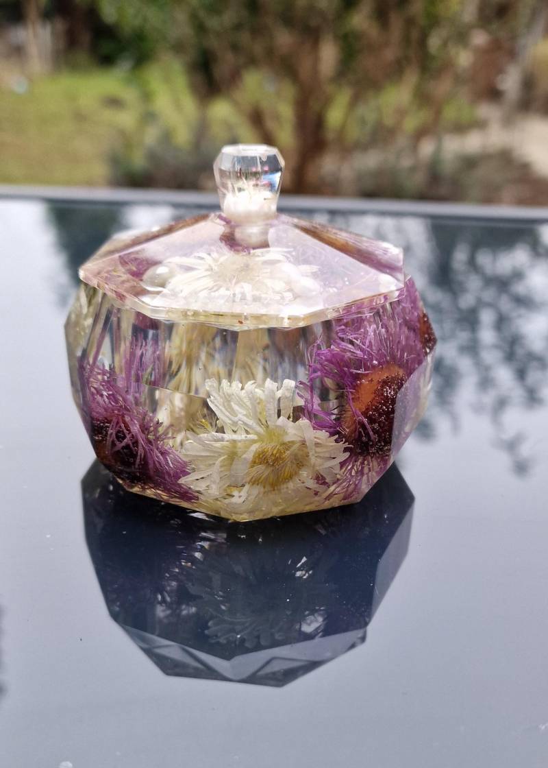 Facettierte Schmuckdose Aus Epoxidharz Mit Echten Blumen - Resin Schmuckkästchen, Handmade, Geschenkidee, Naturdeko Unikat Facettierte Schmuckdose Aus Epoxidharz Mit Echten Blumen - Resin Schmuckkästchen, Handmade, Geschenkidee, Naturdeko Unikat von vertesiresinart