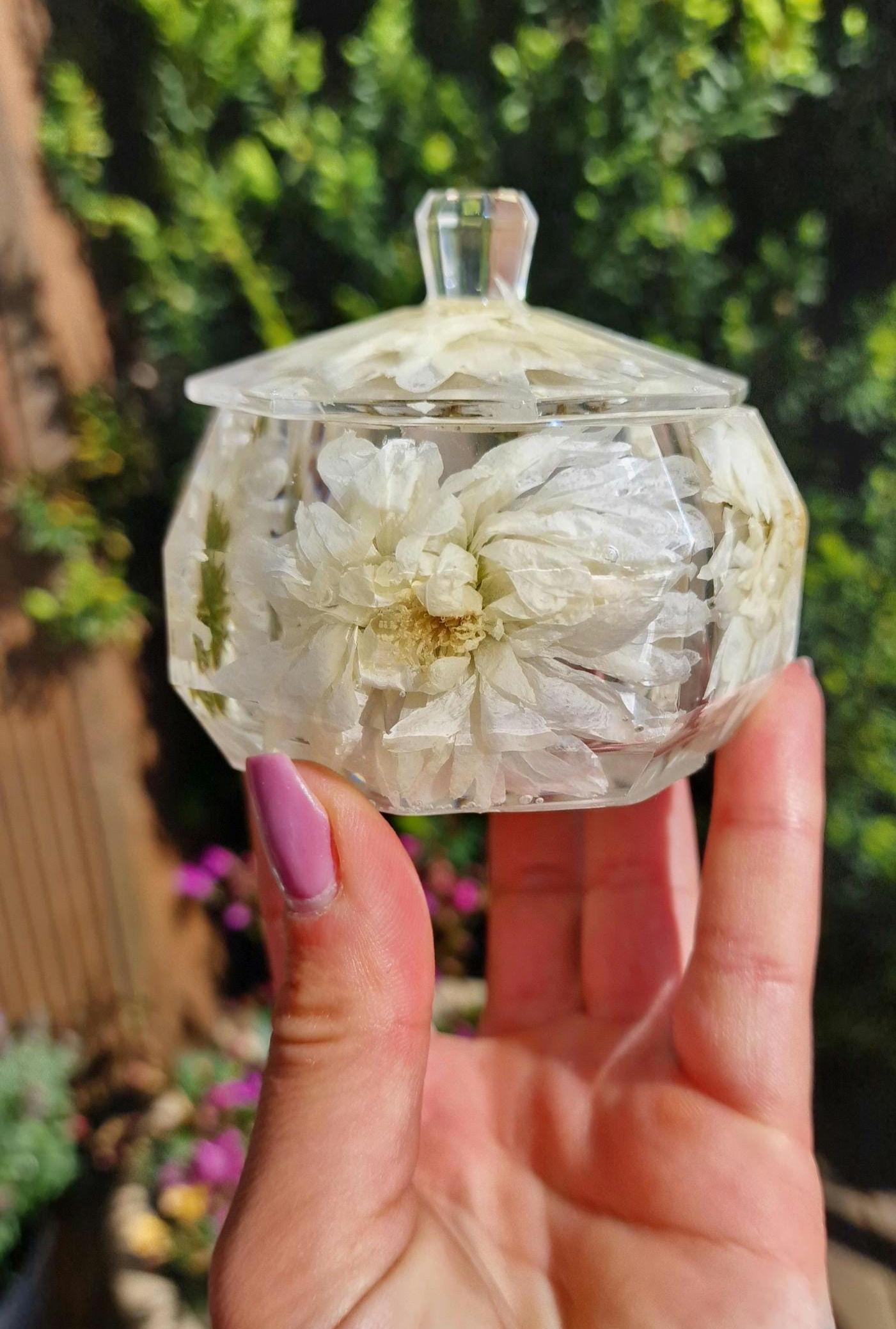 Handgefertigte Schmuckdose Mit Echten Blüten - Resin Box Unikat, Klare Harzdose, Blumenaufbewahrung, Geschenkidee Handgefertigte Schmuckdose Mit Echten Blüten - Resin Box Unikat, Klare Harzdose, Blumenaufbewahrung, Geschenkidee von vertesiresinart