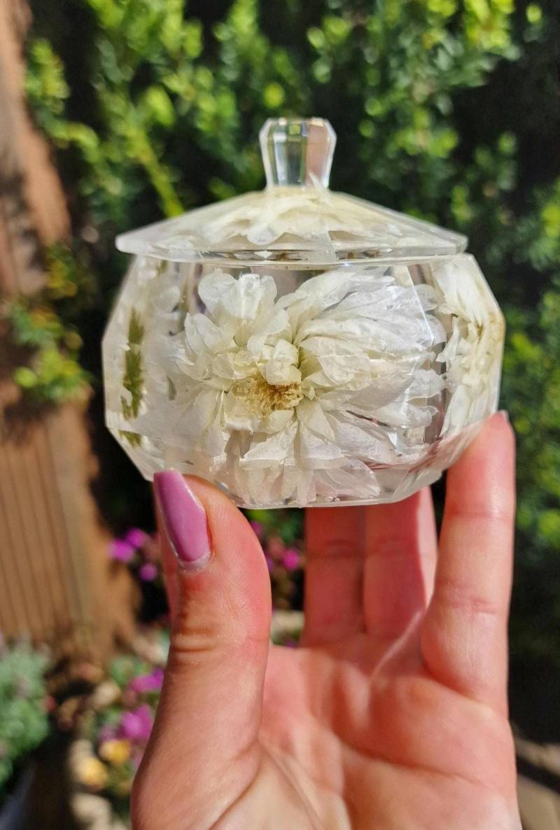 Handgefertigte Schmuckdose Mit Echten Blüten - Resin Box Unikat, Klare Harzdose, Blumenaufbewahrung, Geschenkidee Handgefertigte Schmuckdose Mit Echten Blüten - Resin Box Unikat, Klare Harzdose, Blumenaufbewahrung, Geschenkidee von vertesiresinart