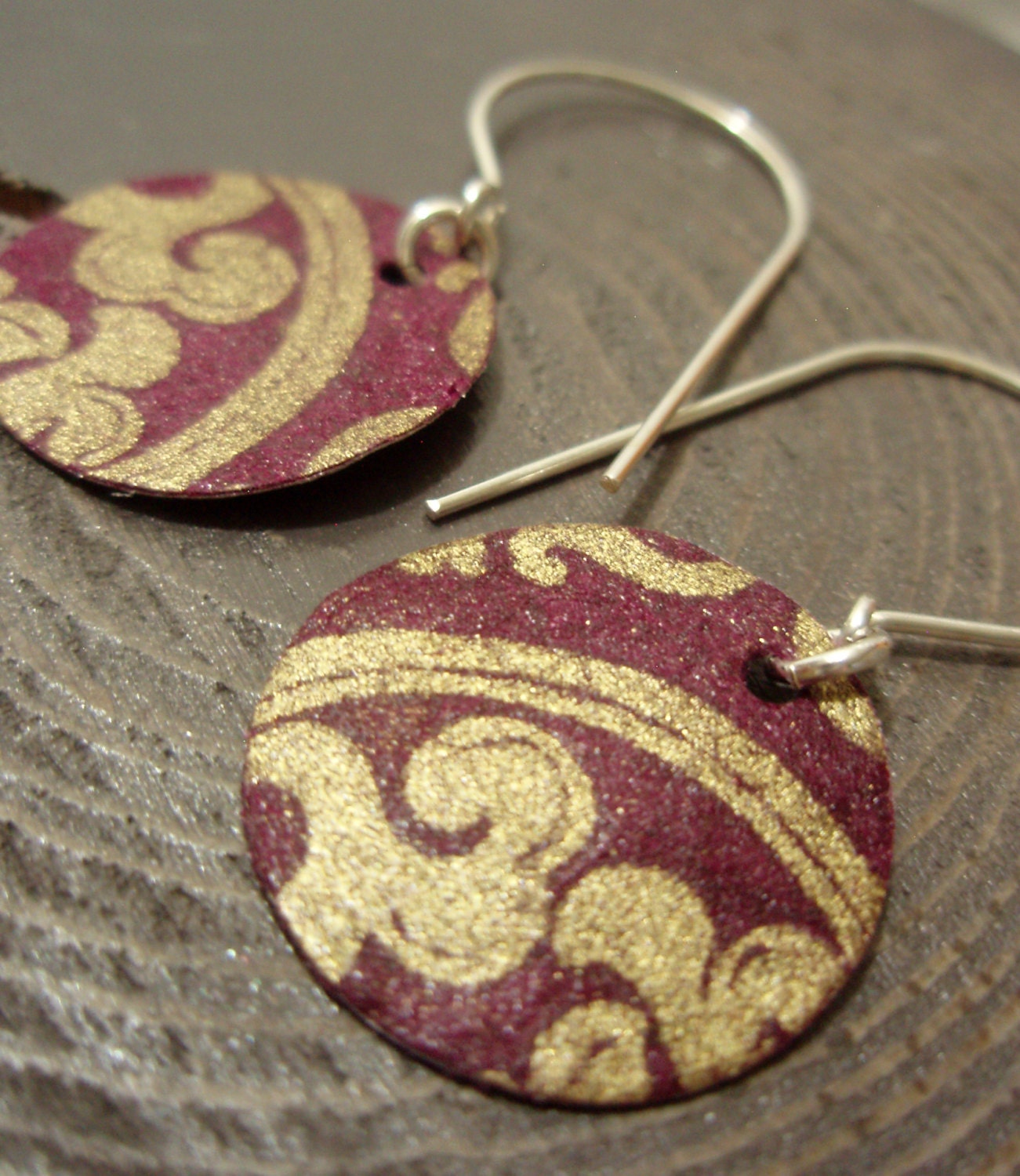 Burgund Goldbrokat Mini Ohrringe Burgund Goldbrokat Mini Ohrringe von verveinedesigns