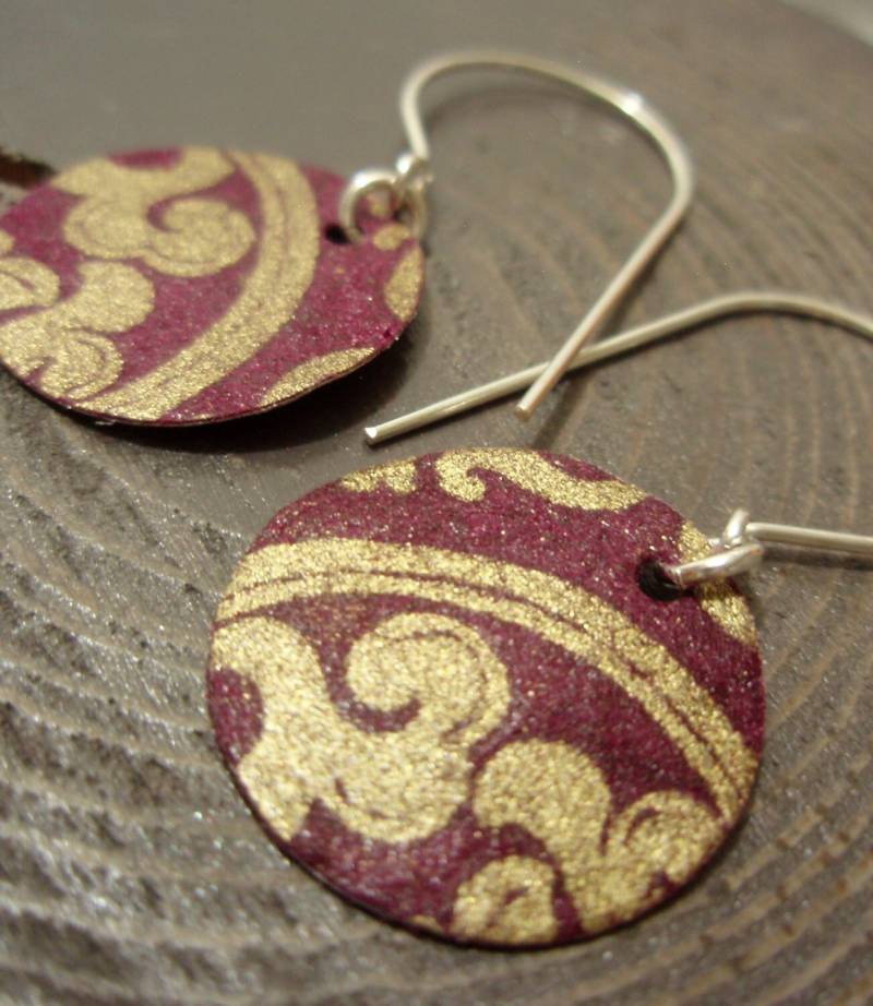 Burgund Goldbrokat Mini Ohrringe Burgund Goldbrokat Mini Ohrringe von verveinedesigns