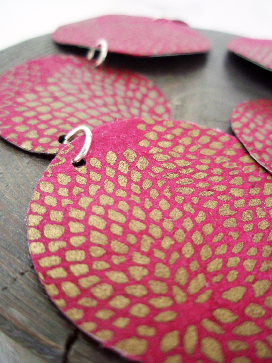 Fuschia Chrysantheme Origami Bib Halskette Fuschia Chrysantheme Origami Bib Halskette von verveinedesigns