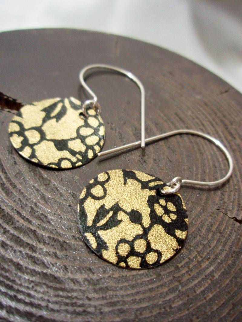 Gold Und Schwarz Brokat Origami Mini Ohrringe Gold Und Schwarz Brokat Origami Mini Ohrringe von verveinedesigns