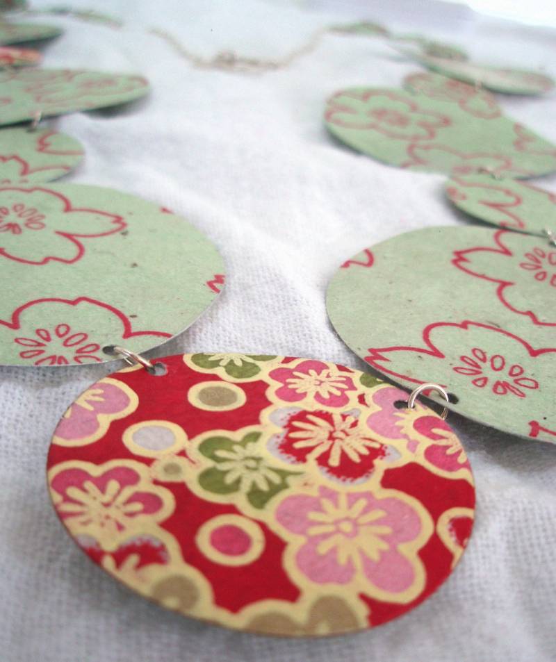 Grün Und Rote Kirschblüten Halskette von verveinedesigns