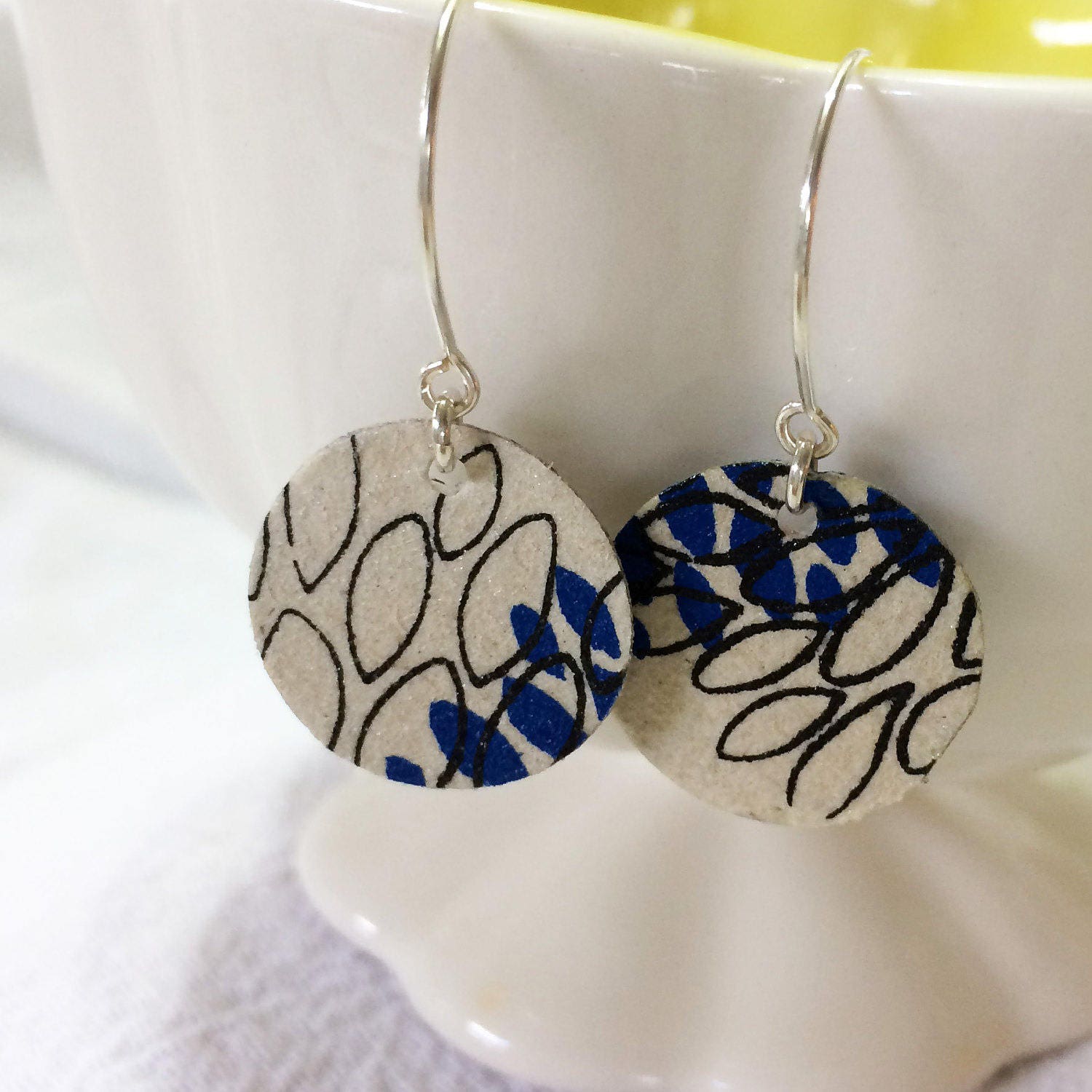 Moderne Blaue Blümchen Mini Ohrringe Moderne Blaue Blümchen Mini Ohrringe von verveinedesigns