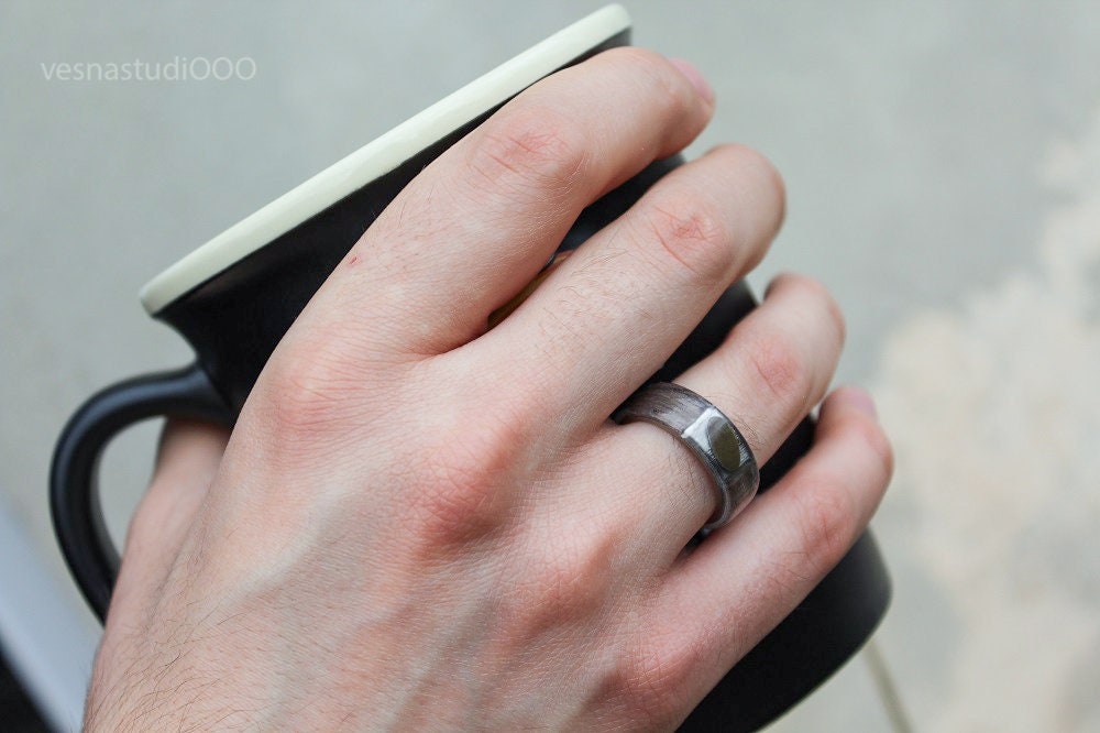 Avantgarde Holz Ring Minimalist Braun Ehering Titan Herrenring Herren Personalisiert von vesnastudiooo