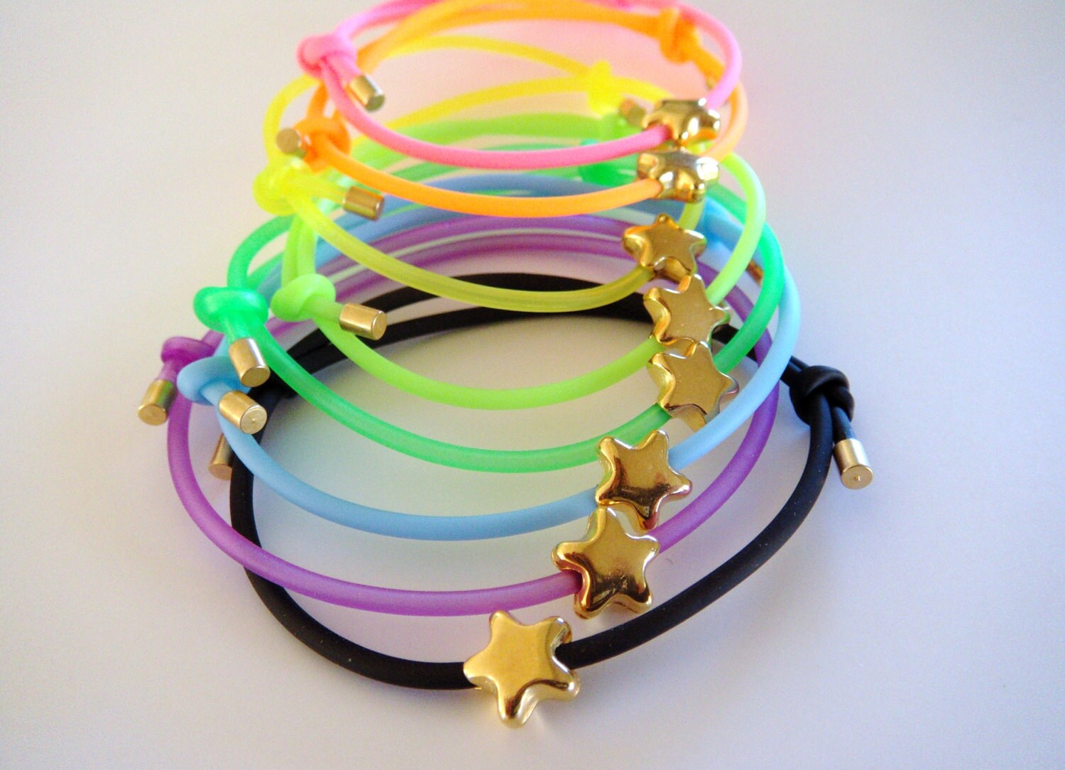 Kautschuk Pvc Armband, Color Block Freundschaftsband, 2 Mm Gummikordel Mit Vergoldetem Herz Oder Stern Charm - 1 Stück Kautschuk Pvc Armband, Color Block Freundschaftsband, 2 Mm Gummikordel Mit Vergoldetem Herz Oder Stern Charm - 1 Stück von vess65