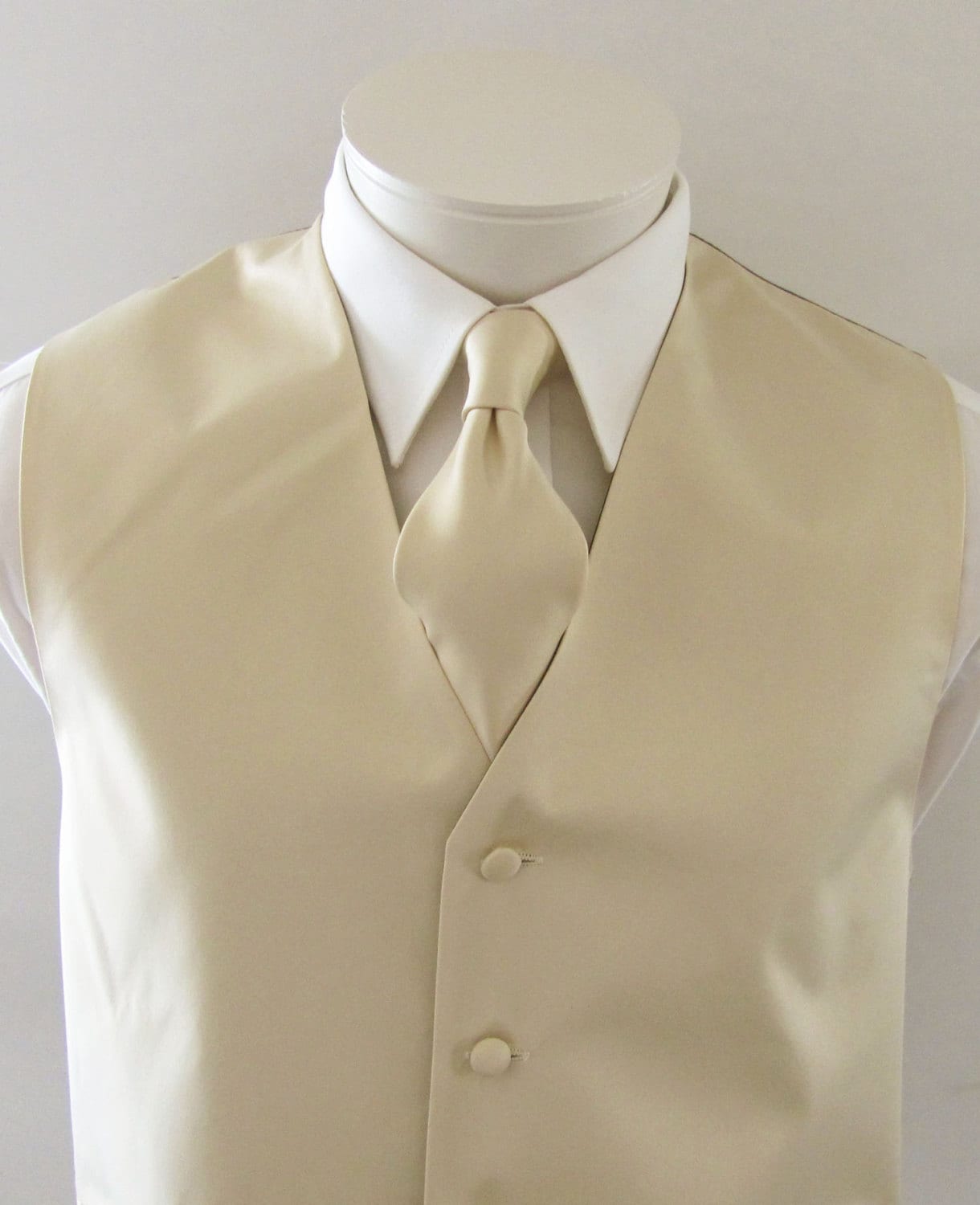 Herren Weste Champaigne Tan Glatt Satin Und Materialüberdeckte Knöpfe Kommt Mit Passender Krawatte Taschen Quadratisch Schwarz Verstellbar Rückseite Herren Weste Champaigne Tan Glatt Satin Und Materialüberdeckte Knöpfe Kommt Mit Passender Krawatte Taschen Quadratisch Schwarz Verstellbar Rückseite von vesterrific