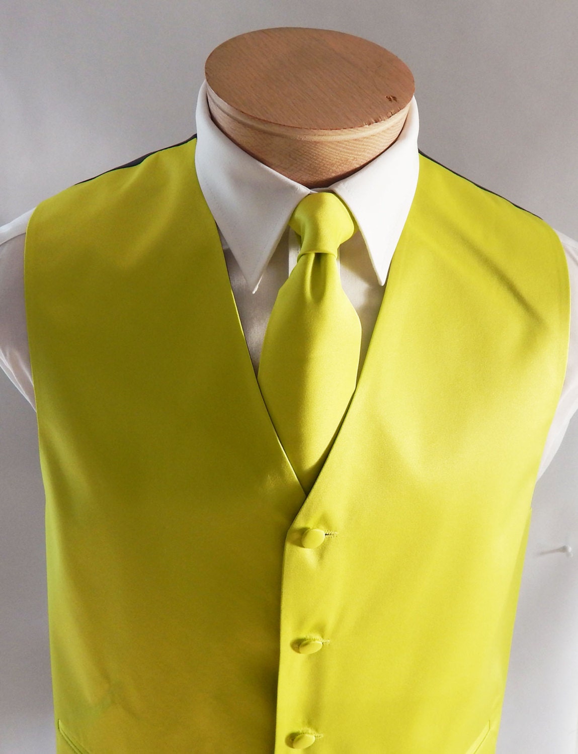 Herren Weste Grün Gelb Glatt Satin Und Verdeckte Knöpfe Kommt Mit Passender Krawatte Tasche Quadrat Schwarz Verstellbar Rückseite Herren Weste Grün Gelb Glatt Satin Und Verdeckte Knöpfe Kommt Mit Passender Krawatte Tasche Quadrat Schwarz Verstellbar Rückseite von vesterrific