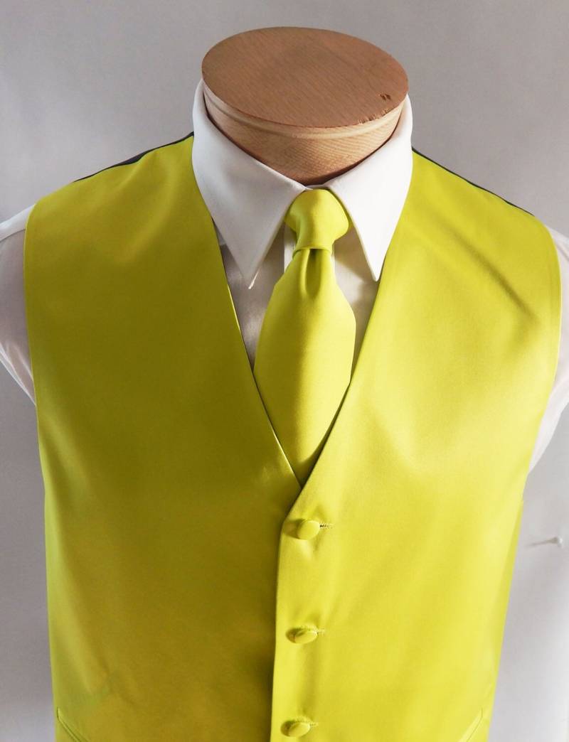 Herren Weste Grün Gelb Glatt Satin Und Verdeckte Knöpfe Kommt Mit Passender Krawatte Tasche Quadrat Schwarz Verstellbar Rückseite Herren Weste Grün Gelb Glatt Satin Und Verdeckte Knöpfe Kommt Mit Passender Krawatte Tasche Quadrat Schwarz Verstellbar Rückseite von vesterrific