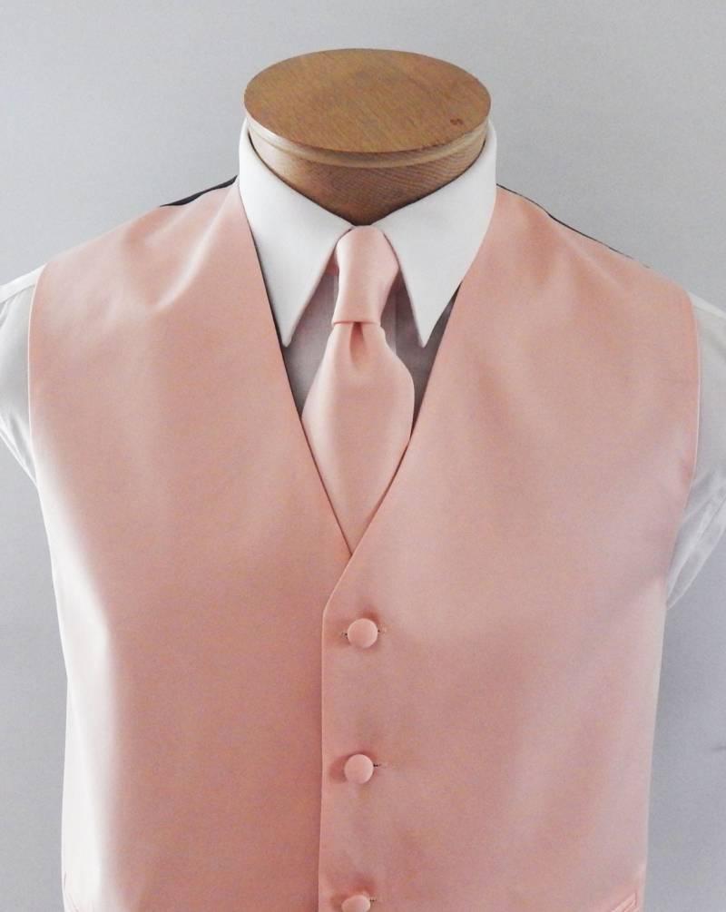 Herren Weste Hell Pfirsich Glatt Satin Und Verdeckte Knöpfe Kommt Mit Passender Krawatte Tasche Quadratisch Verstellbar Rückseite Schwarz Herren Weste Hell Pfirsich Glatt Satin Und Verdeckte Knöpfe Kommt Mit Passender Krawatte Tasche Quadratisch Verstellbar Rückseite Schwarz von vesterrific