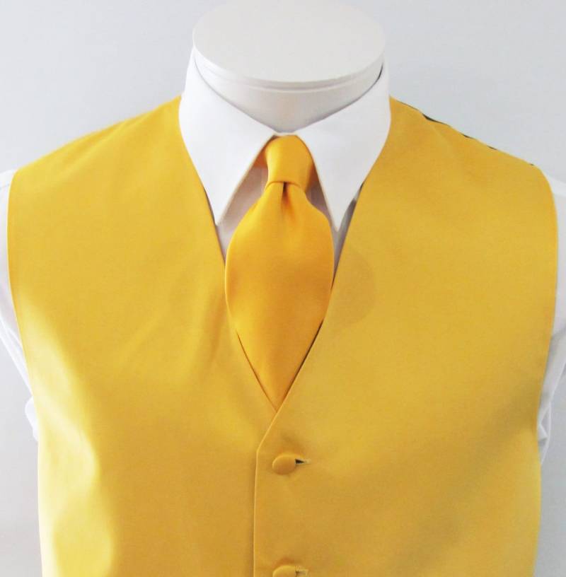 Herren Weste Mohn Gelb Glatt Satin Und Verdeckte Knöpfe Kommt Mit Passender Krawatte Taschenquadrat Schwarz Verstellbarem Rücken Herren Weste Mohn Gelb Glatt Satin Und Verdeckte Knöpfe Kommt Mit Passender Krawatte Taschenquadrat Schwarz Verstellbarem Rücken von vesterrific