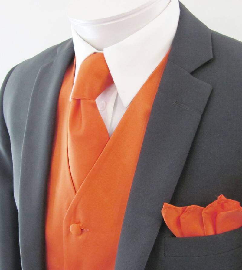 Herren Weste Orange Mit Bezogenen Knöpfen Weste Kommt Passender Krawatte Und Tasche Quadratisch Schwarz Verstellbar Rücken Herren Weste Orange Mit Bezogenen Knöpfen Weste Kommt Passender Krawatte Und Tasche Quadratisch Schwarz Verstellbar Rücken von vesterrific