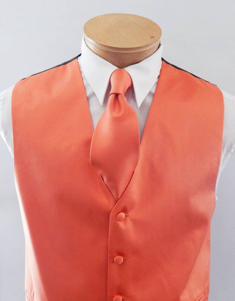 Herren Weste Papaya Glatt Satin Und Verdeckte Knöpfe Kommt Mit Passender Krawatte Tasche Quadratisch Schwarz Verstellbar Rückseite Herren Weste Papaya Glatt Satin Und Verdeckte Knöpfe Kommt Mit Passender Krawatte Tasche Quadratisch Schwarz Verstellbar Rückseite von vesterrific
