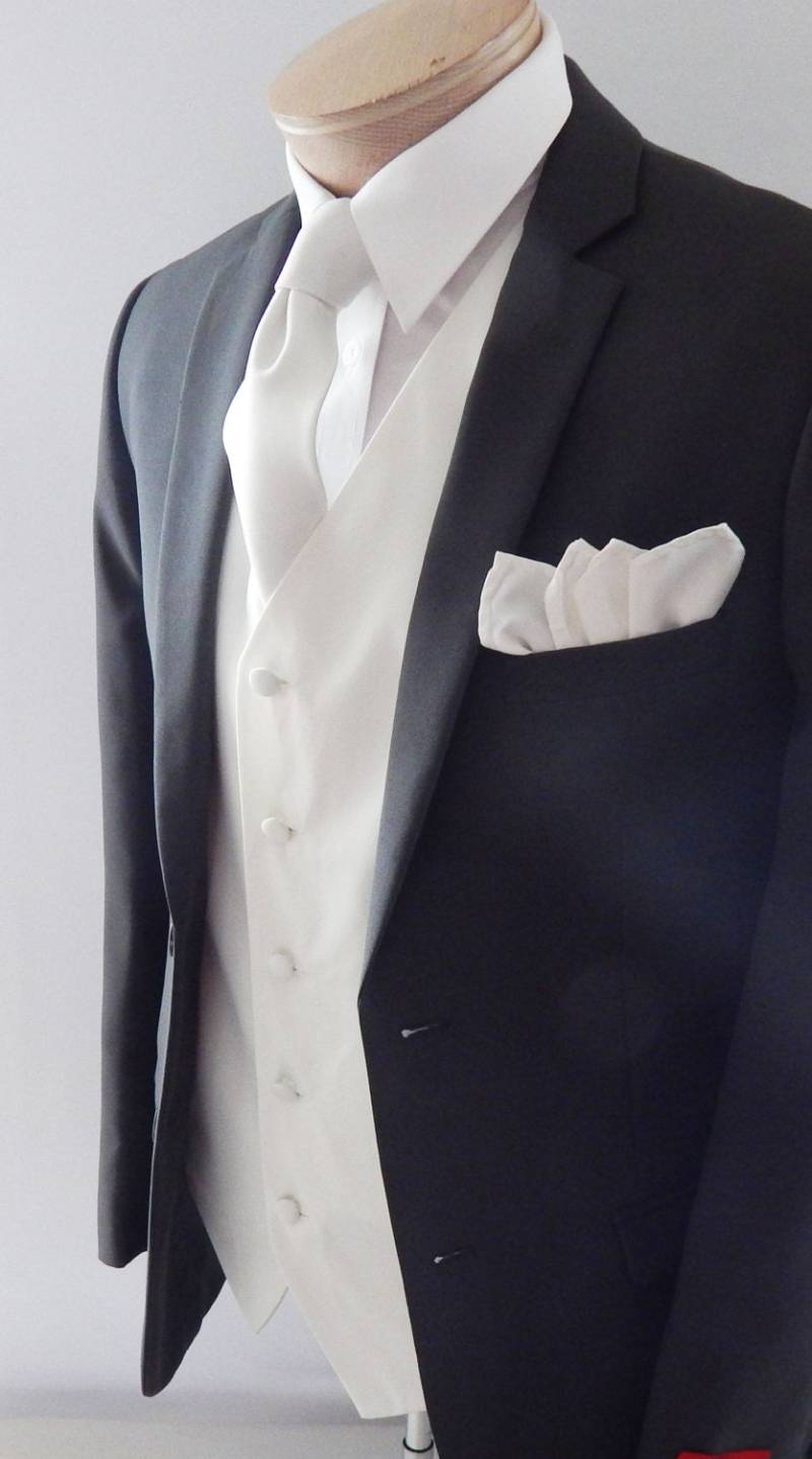 Herren Weste Weiß Glatt Satin Und Verdeckte Knöpfe Kommt Mit Passender Krawatte Tasche Quadratisch Verstellbar Rückseite Herren Weste Weiß Glatt Satin Und Verdeckte Knöpfe Kommt Mit Passender Krawatte Tasche Quadratisch Verstellbar Rückseite von vesterrific