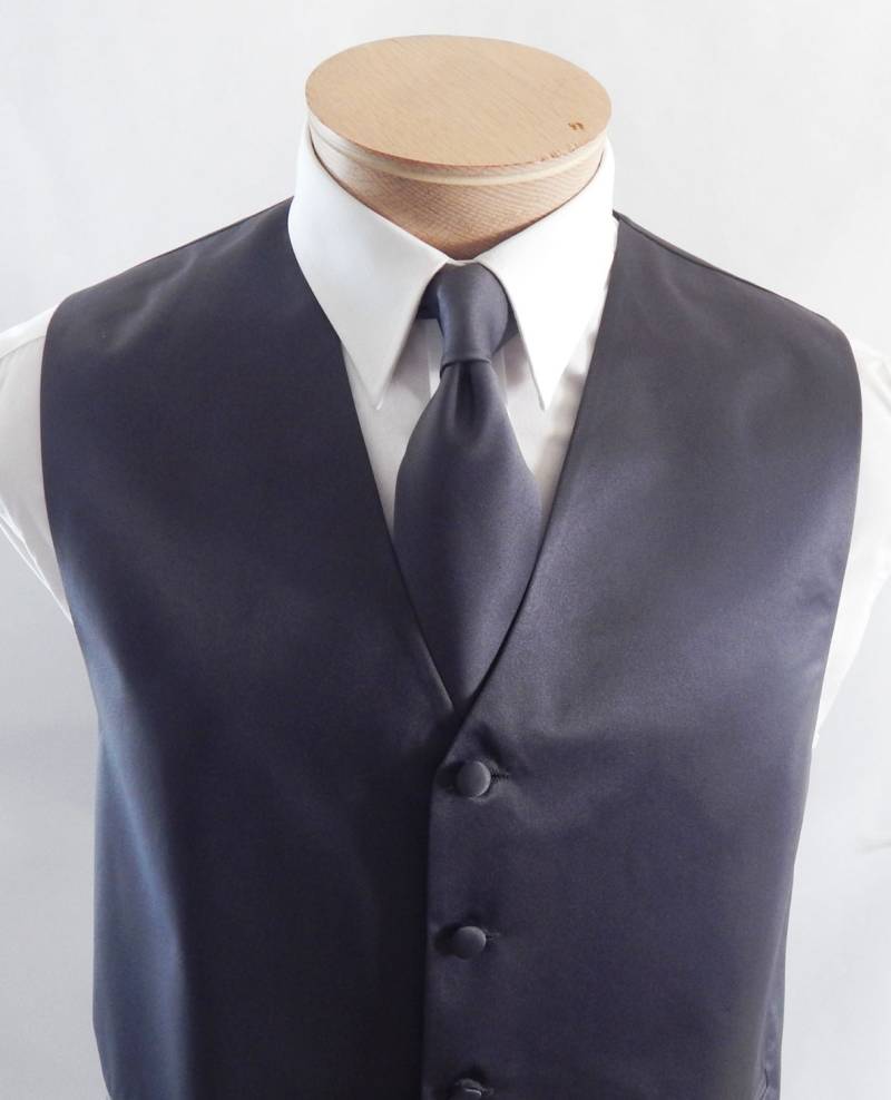 Herren Weste Zinn Charcoal Grau Glatt Satin Und Verdeckte Knöpfe Kommt Mit Passender Krawatte Taschen Quadratisch Schwarz Verstellbar Rückseite Herren Weste Zinn Charcoal Grau Glatt Satin Und Verdeckte Knöpfe Kommt Mit Passender Krawatte Taschen Quadratisch Schwarz Verstellbar Rückseite von vesterrific